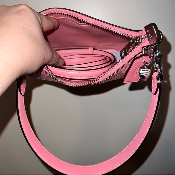 NWT Coach! Teri Mini Crossbody Bag
In Signature Leather With Heart Charm 🌸 - Picture 8 of 9